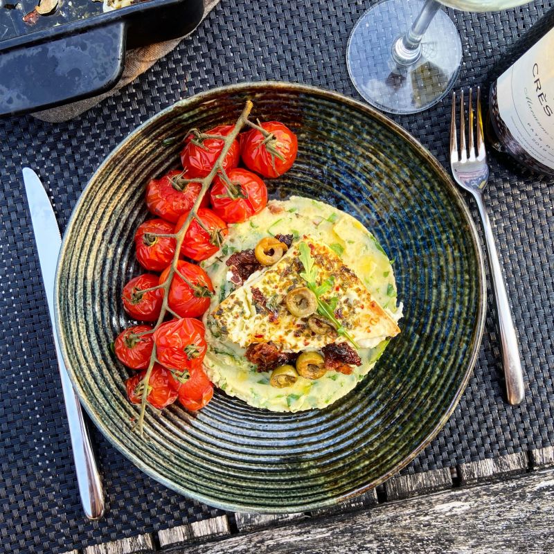 Zomerse rucola stamppot met gegrilde feta, olijven en trostomaten