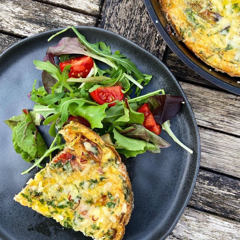 Frittata met witte asperges, beukenzwam, courgette en serranoham