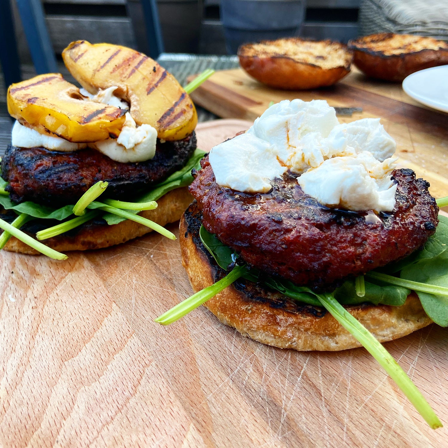 Zomerse burger met gegrilde kweepeer