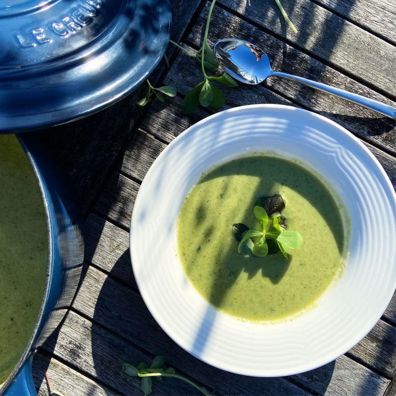 Groene groentesoep met zomer postelein